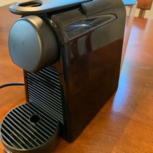Nespresso De'Longhi Essenza Mini EN85B, Black